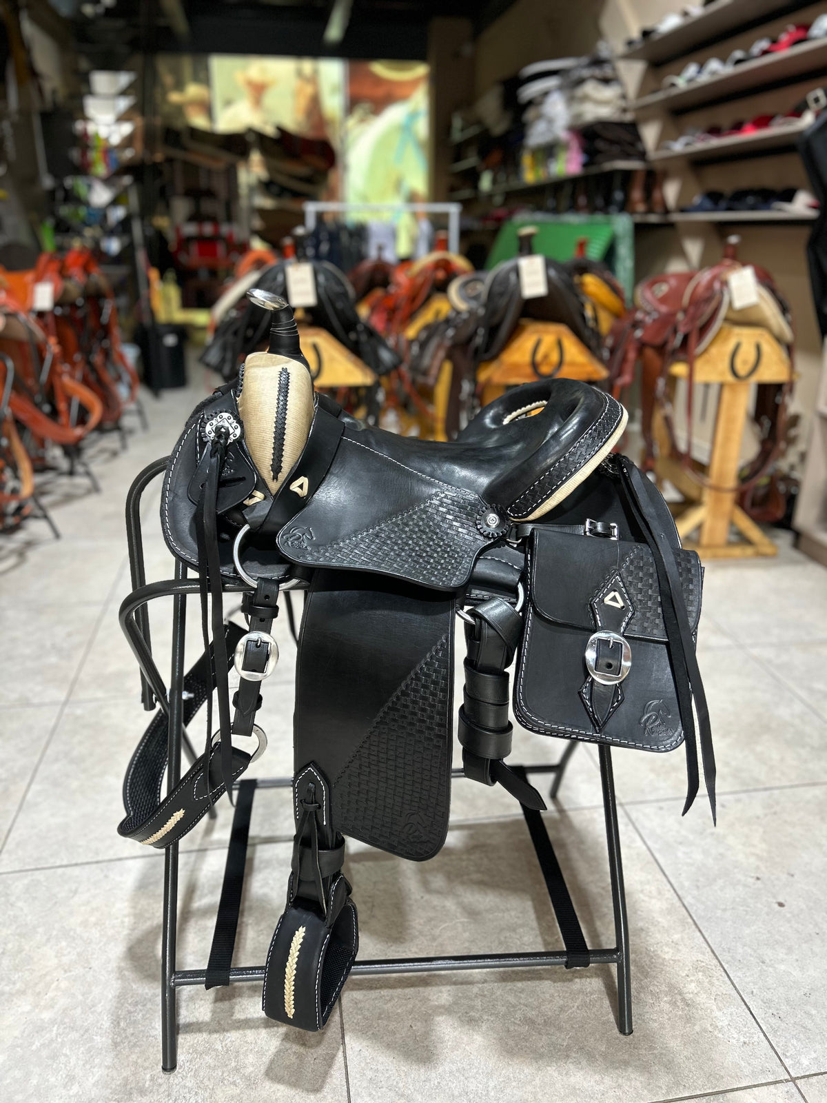 Silla de montar artesanal negra Línea Elite